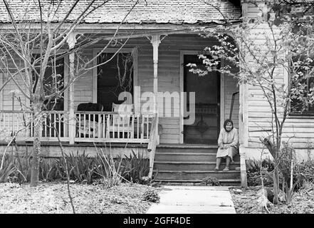 Calvert Texas USA, 1977: Foto sulla donna anziana, Elizabeth Meier di Calvert, Texas, vedova anni prima e vissuto in una casa di corsa in una piccola città della contea di Grimes. ©Bob Daemmrich Foto Stock