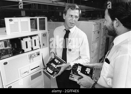 Austin Texas USA, circa 1994: I lavoratori IBM britannici parlano con le controparti americane come parte del programma di scambio dei dipendenti presso la IBM computer Facility. ©Bob Daemmrich Foto Stock