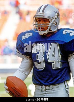 Foto del file di Dallas Cowboy in esecuzione Herschel Walker (34) prima di una partita NFL allo stadio RFK di Washington, DC il 11 dicembre 1988. Il 25 agosto 2021 Walker ha annunciato di essere candidato alla nomina repubblicana del 2022 per il seggio al Senato degli Stati Uniti attualmente detenuto dal senatore americano Raphael G. Warnock (democratico della Georgia). Credit: Arnie Sachs/CNP Foto Stock