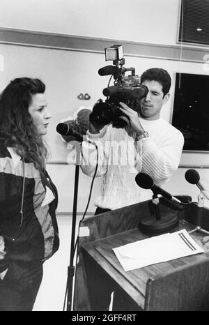 Austin Texas USA, circa 1991: L'operatore professionale di telecamere lavora per trasmettere l'audizione pubblica del consiglio scolastico. ©Bob Daemmrich Foto Stock