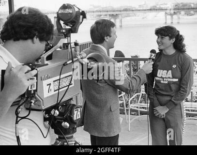 Austin Texas USA, circa 1994: L'equipaggio di notizie della televisione intervista l'atleta femminile nel centro di Austin. ©Bob Daemmrich Foto Stock