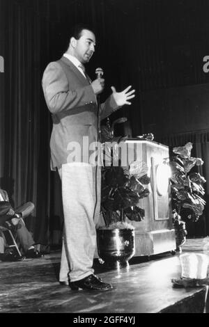 Austin Texas USA, circa 1990: Parlante ispanico maschile si rivolge ai giovani partecipanti alla Leggatura della Gioventù Lorenzo de Zavala. File ES-0160 NO MR ©Bob Daemmrich Foto Stock