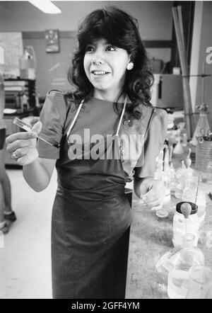 Austin Texas USA, circa 1994: Senior della scuola superiore ispanica femminile che ha vinto una borsa di studio universitaria opere in laboratorio di scienza della scuola. ©Bob Daemmrich Foto Stock