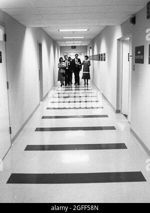 Austin, Texas USA, circa 1988: Ospiti che visitano il nuovo impianto di fabbricazione di chip di computer durante la cerimonia di dedizione pubblica della struttura. ©Bob Daemmrich Foto Stock