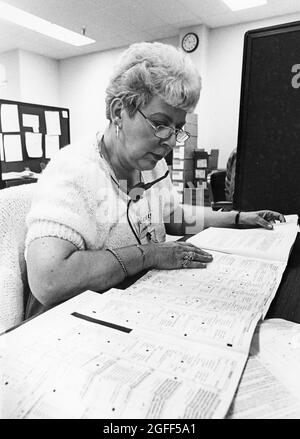 Austin Texas USA, 1990: Impiegato di elaborazione dati femminile presso il centro dati regionale del censimento degli Stati Uniti. ©Bob Daemmrich Foto Stock