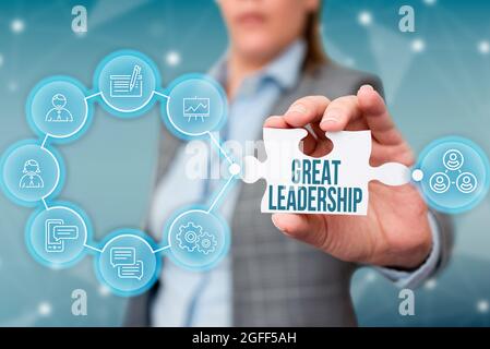 Didascalia di testo che presenta una grande leadership. Concetto di Internet motivante mostrando di agire verso il raggiungimento di un obiettivo comune Business Woman Holding Jigsaw Foto Stock