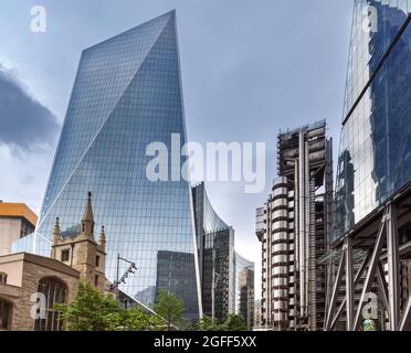 LA CITTÀ DI LONDRA ALDGATE LLOYD'S DI LONDRA E GLI EDIFICI DEL GRATTACIELO A SCALPELLO IN LIME STREET Foto Stock