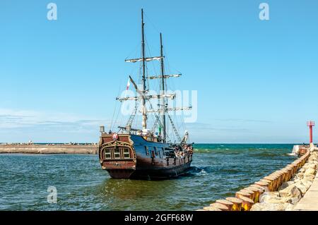Darłówko, Polonia, 09 agosto 2021, la nave pirata King Eryk i parte sul Mar Baltico, solo per uso editoriale Foto Stock