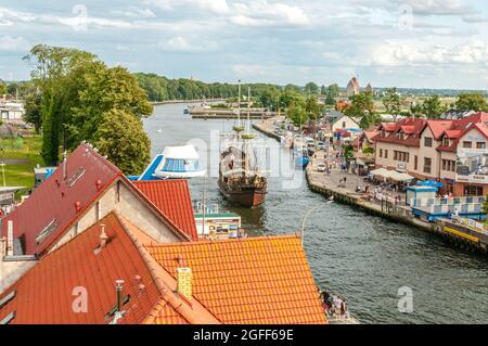 Darłówko, Polonia 09 agosto 2021 il fiume Wieprza, un ponte pedonale estendibile e una nave da crociera pirata, solo per uso editoriale Foto Stock