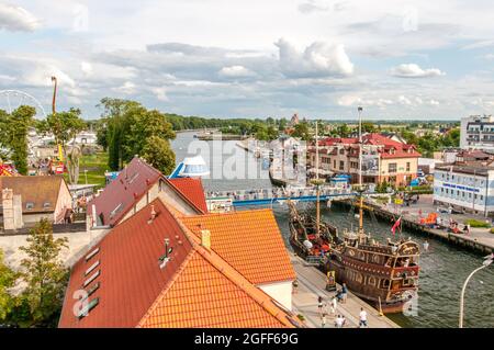 Darłówko, Polonia 09 agosto 2021 il fiume Wieprza, un ponte pedonale estendibile e una nave da crociera pirata, solo per uso editoriale Foto Stock