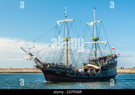 Darłówko, Polonia, 09.August.2021, la nave da crociera Unicus arriva dal Mar Baltico, solo per uso editoriale Foto Stock