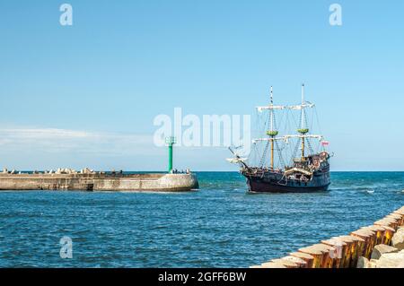 Darłówko, Polonia, 09.August.2021, la nave da crociera Unicus arriva dal Mar Baltico, solo per uso editoriale Foto Stock