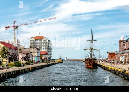 Darłówko, Polonia 09 agosto 2021 Fiume Wieprza, vista dal ponte verso il Mar Baltico, nave da crociera pirata Faro, solo per uso editoriale Foto Stock
