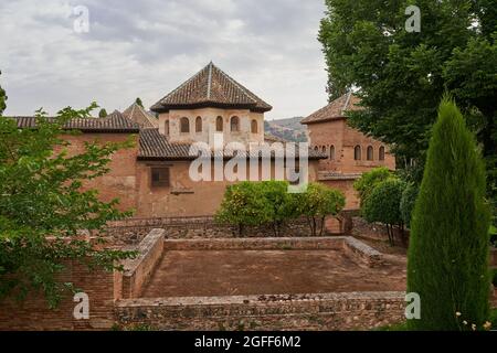 Vista esterna della Sala de los Amencerrajes dell'Alhambra a Granada in Spagna Foto Stock