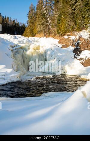 Brule River e Devil's Kettle Falls in una fredda giornata invernale; Judge CR Magney state Park, Grand Marais, Minnesota, USA. Foto Stock