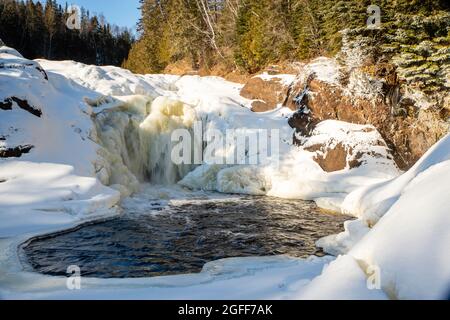 Brule River e Devil's Kettle Falls in una fredda giornata invernale; Judge CR Magney state Park, Grand Marais, Minnesota, USA. Foto Stock