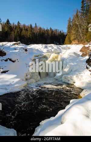 Brule River e Devil's Kettle Falls in una fredda giornata invernale; Judge CR Magney state Park, Grand Marais, Minnesota, USA. Foto Stock