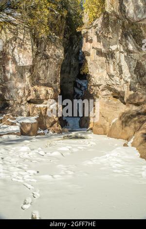 Brule River e Devil's Kettle Falls in una fredda giornata invernale; Judge CR Magney state Park, Grand Marais, Minnesota, USA. Foto Stock