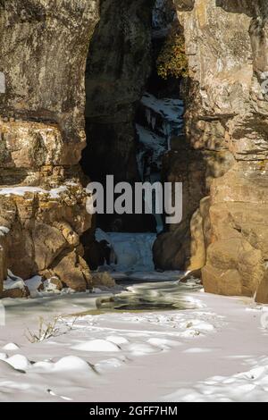 Brule River e Devil's Kettle Falls in una fredda giornata invernale; Judge CR Magney state Park, Grand Marais, Minnesota, USA. Foto Stock