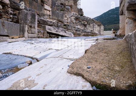 Selcuk, Izmir, Turchia - 03.09.2021: Dettaglio della strada di marmo che collega il teatro antico e la biblioteca di Celso in rovine di Efeso, storico arcaeo romano Foto Stock