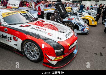 Prototipi sportivi di auto da corsa nel paddock area di assemblaggio prima di correre in salita al Goodwood Festival of Speed 2014 Foto Stock