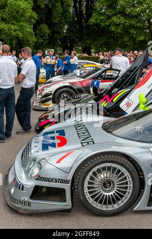 Prototipi sportivi di auto da corsa nel paddock area di assemblaggio prima di correre in salita al Goodwood Festival of Speed 2014 Foto Stock