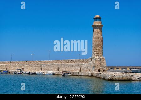 Il faro storico nel porto di Rethymno sull'isola greca di Creta Foto Stock