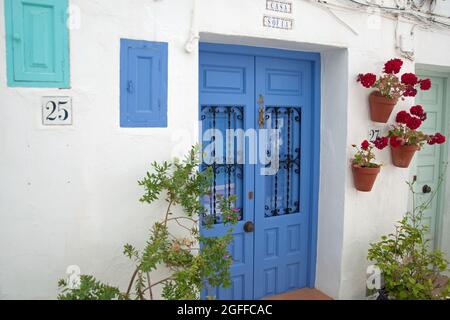 Porta con piante in vaso, Frigiliana, Provincia di Malaga, Andalusia, Spagna. Frigiliana è una piccola città vicino a Nerja ma in montagna e conosciuta come o Foto Stock