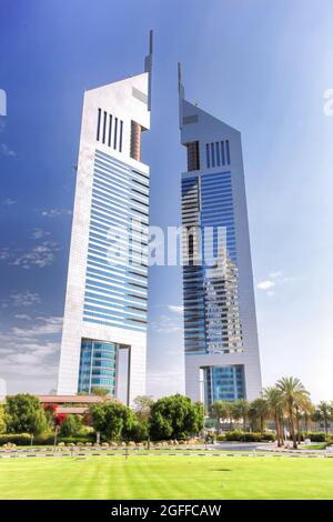 Architettura futuristica a Dubai, Emirate Towers, Emirati Arabi Uniti Foto Stock