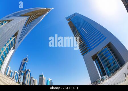 Architettura futuristica a Dubai, Emirate Towers, Emirati Arabi Uniti Foto Stock