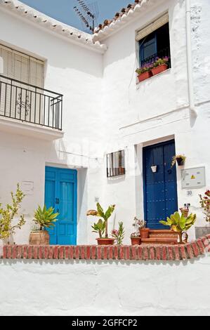 Vista sulla strada con piante in vaso, Frigiliana, Provincia di Malaga, Andalusia, Spagna. Frigiliana è una piccola città vicino a Nerja ma in montagna e sapere Foto Stock