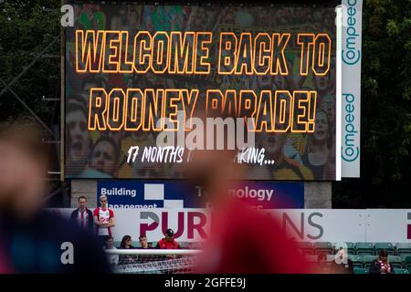 Newport, Regno Unito. 25 ago 2021. Lo schermo grande mostra un messaggio di benvenuto ai fan. Carabao Cup, 2° round match, Newport County contro Southampton alla Rodney Parade di Cardiff, Galles mercoledì 25 agosto 2021. Questa immagine può essere utilizzata solo a scopo editoriale. Solo per uso editoriale, licenza richiesta per uso commerciale. Nessun uso in scommesse, giochi o un singolo club/campionato/player pubblicazioni. pic di Lewis Mitchell/Andrew Orchard sport fotografia/Alamy Live news credito: Andrew Orchard sport fotografia/Alamy Live News Foto Stock