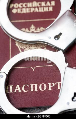 Manette sono sul passaporto della Federazione Russa, pena in Russia Foto Stock