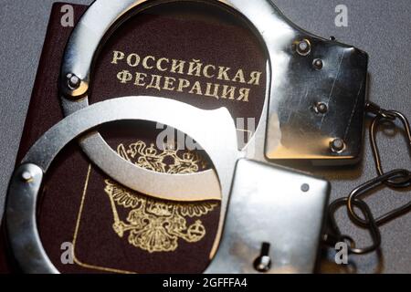 Manette sono sul passaporto della Federazione Russa, pena in Russia Foto Stock