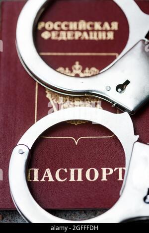 Manette sono sul passaporto della Federazione Russa, pena in Russia Foto Stock