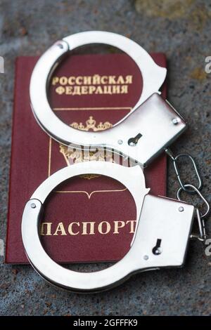 Manette sono sul passaporto della Federazione Russa, pena in Russia Foto Stock