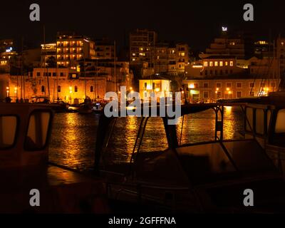 Heraklion, Grecia - 22 agosto 2021 - Porto storico di Heraklion sull'isola greca di Creta di notte Foto Stock