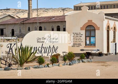 Ingresso di Kolmannskuppe (Kolmanskop) città fantasma con edifici abbandonati, Namibia, Africa meridionale. Foto Stock