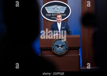 Arlington, Stati Uniti d'America. 25 ago 2021. Il Segretario alla stampa del Pentagono John Kirby parla a un briefing stampa sull'Afghanistan al Pentagono il 24 agosto 2021 ad Arlington, Virginia. Credit: Planetpix/Alamy Live News Foto Stock
