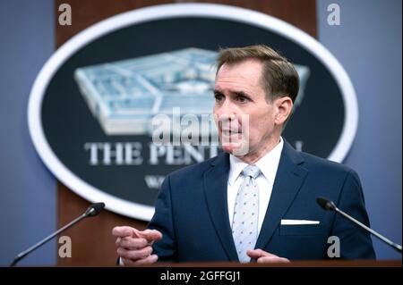 Arlington, Stati Uniti d'America. 25 ago 2021. Il Segretario alla stampa del Pentagono John Kirby parla a un briefing stampa sull'Afghanistan al Pentagono il 24 agosto 2021 ad Arlington, Virginia. Credit: Planetpix/Alamy Live News Foto Stock