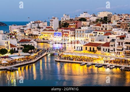 Agios Nikolaos di notte sull'isola greca di Creta Foto Stock