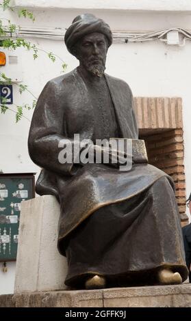 Statua di ben Maimonides (teologo, filosofo, dottore), nata Cordoba 1135, morto Cairo 1204, Quartiere ebraico, Cordoba, Provincia di Cordoba, Andaluci Foto Stock