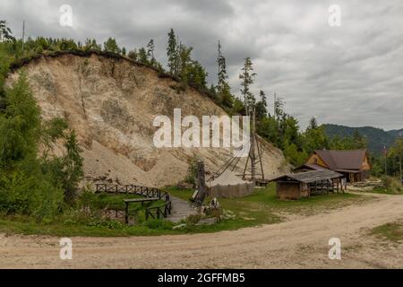 Vista sul parco nazionale di Muranska planina con piccola casa in legno Foto Stock