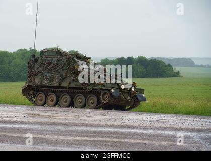 Esercito britannico CVRT FV105 Sultan comando e controllo veicolo in azione su un esercizio militare su Salisbury Plain, Regno Unito Foto Stock