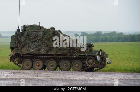 Esercito britannico CVRT FV105 Sultan comando e controllo veicolo in azione su un esercizio militare su Salisbury Plain, Regno Unito Foto Stock