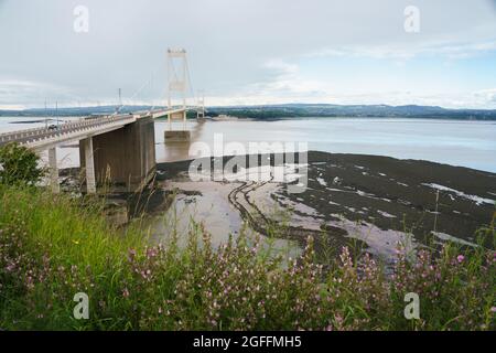 Vista del punto di riferimento originale degli anni '60 Severn Bridge che collega Inghilterra e Galles sul fiume Severn UK Foto Stock