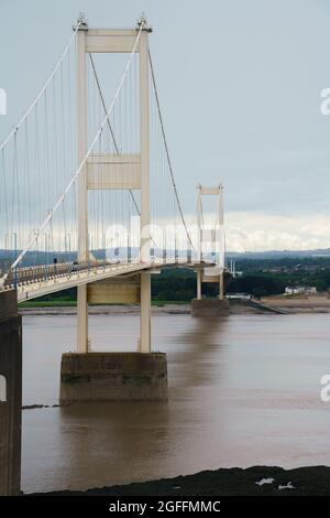 Vista del punto di riferimento originale degli anni '60 Severn Bridge che collega Inghilterra e Galles sul fiume Severn UK Foto Stock