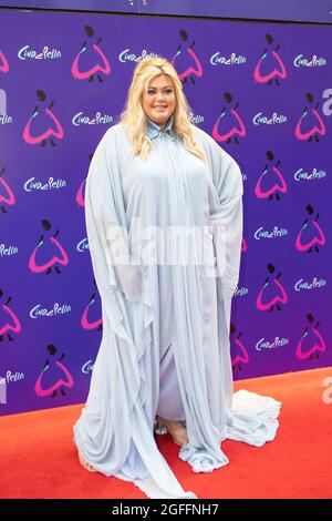 Gemma Collins arriva per la prima mondiale di Cenerentola al Gillian Lynne Theatre, nel centro di Londra. La notte di apertura della produzione di Andrew Lloyd Webber è stata riprogrammata quando un membro del cast si è dimostrato positivo per Covid-19. Data foto: Mercoledì 25 agosto 2021. Foto Stock