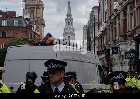 LONDRA, REGNO UNITO. Estinzione gli attivisti della ribellione si sono incatenati su un furgone a St. Martin's Lane, vicino a Leicester Square. Credit: Chiara Fabbro Foto Stock