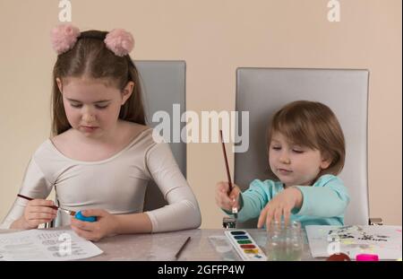 Due sorelle di diverse epoche dipingono con vernici e fanno decorazioni per una vacanza in casa Foto Stock